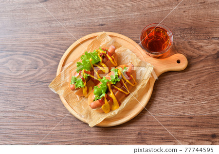 自製熱狗、香腸麵包、配菜麵包、快餐。 77744595