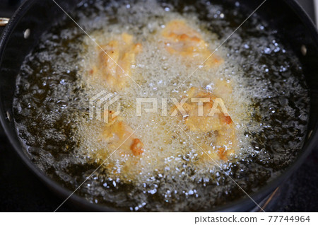 炸雞,炸雞,炸雞,炸雞。用米油炒的烹飪場景。 炸雞,炸雞,炸雞,炸雞。用米油炒的烹飪場景。 77744964