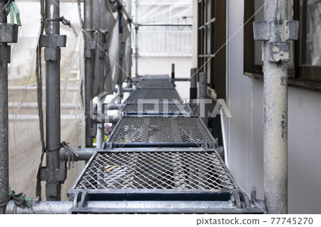 Image of iron scaffolding at construction site 77745270
