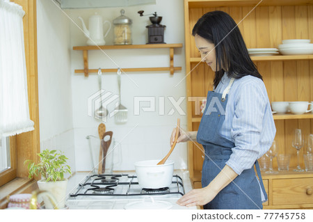 Woman in the kitchen Woman in the kitchen 77745758