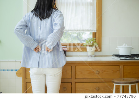 Woman in the kitchen 77745790