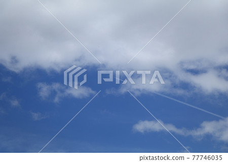 A pure white contrail that rushes straight through the clouds, diagonally upward from the right 3 A pure white contrail that rushes straight through the clouds, diagonally upward from the right 3 77746035
