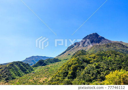 View of Heiseishinyama Lava Dome from Shimabara Mayuyama Road [Shimabara City, Nagasaki Prefecture] 77746112