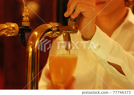 Hands to pour draft beer Hands to pour draft beer 77746373