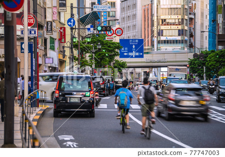 Tokyo cityscape in Japan No parking ... Stop the car in front of the pedestrian crossing and obstruct the traffic Where the wind blows, the taxi waiting for customers = Roppongi 77747003