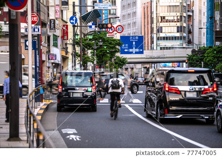 日本東京街景 禁止停車... 將車停在人行橫道前阻礙交通 刮風的地方,出租車等顧客 = 六本木 日本東京街景 禁止停車... 將車停在人行橫道前阻礙交通 刮風的地方,出租車等顧客 = 六本木 77747005