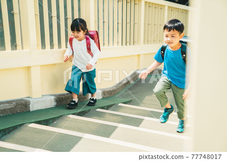Going to and from school in the lower grades of elementary school 77748017