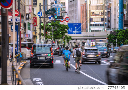 Tokyo cityscape in Japan No parking ... Stop the car in front of the pedestrian crossing and obstruct the traffic Where the wind blows, the taxi waiting for customers = Roppongi 77748405