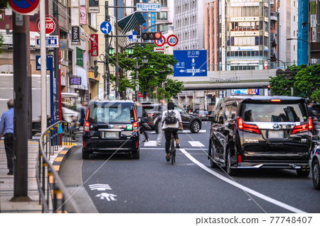 日本東京街景 禁止停車... 將車停在人行橫道前阻礙交通 刮風的地方，出租車等顧客 = 六本木 77748407