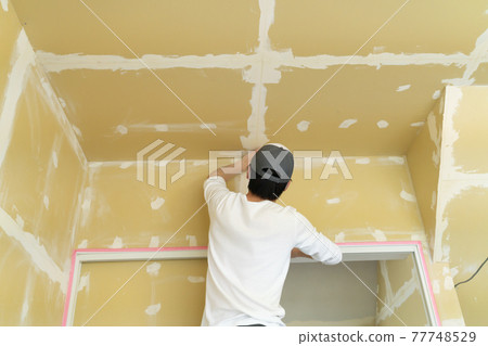 在室內工地工作的人 油漆和布基膩子 77748529