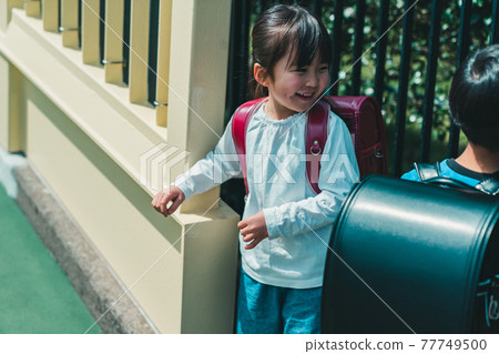 Going to and from school in the lower grades of elementary school 77749500