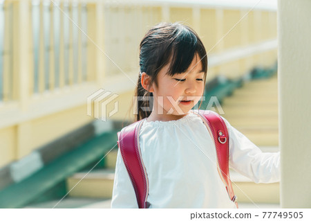 Going to and from school in the lower grades of elementary school Going to and from school in the lower grades of elementary school 77749505