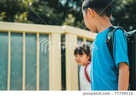 Going to and from school in the lower grades of elementary school Going to and from school in the lower grades of elementary school 77749518