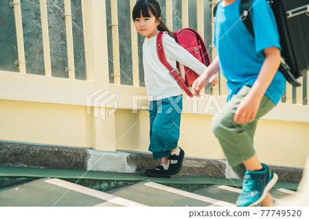 Going to and from school in the lower grades of elementary school 77749520