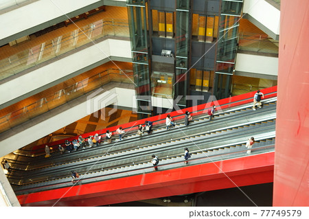 Long escalator 77749579