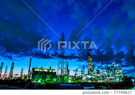 Night view of the factory in Yokkaichi, Mie Prefecture (Showa Yokkaichi Oil South) 77749627