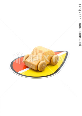 Elderly people mark and car Elderly people mark and car 77751034