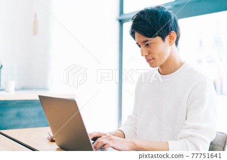 男人做遠程辦公 77751641