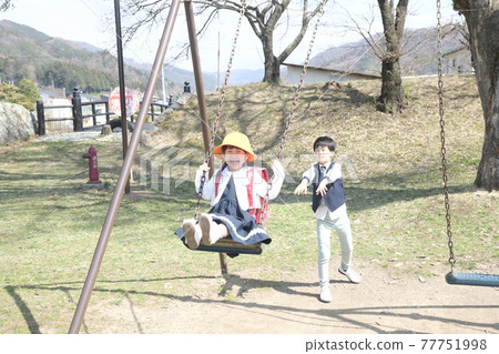 小學生玩鞦韆 77751998