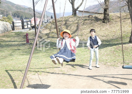 小學生玩鞦韆 77751999