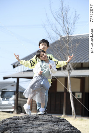 孩子們在公園野餐 77752077