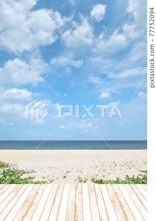 An unmanned beach resort with a pleasant breeze 77752094