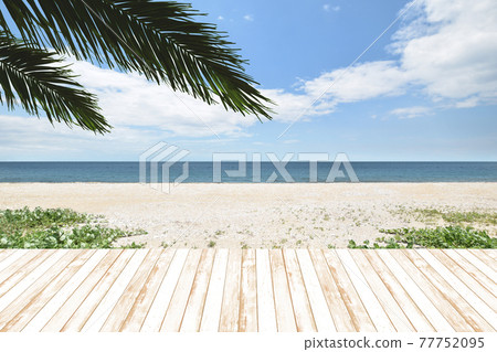 一個陽光明媚、安靜的夏日海灘度假勝地 77752095