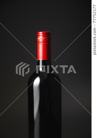 在黑色背景上的酒瓶 77752177