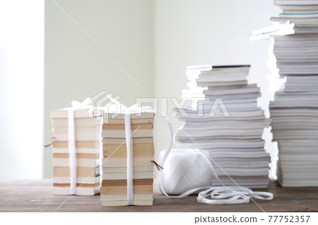 處理和整理許多書籍、雜誌和平裝書 處理和整理許多書籍、雜誌和平裝書 77752357