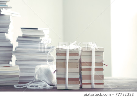 處理和整理許多書籍、雜誌和平裝書 處理和整理許多書籍、雜誌和平裝書 77752358