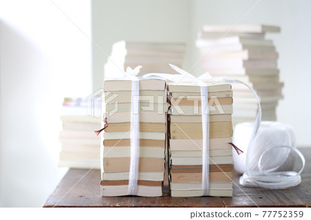 處理和整理許多書籍、雜誌和平裝書 處理和整理許多書籍、雜誌和平裝書 77752359