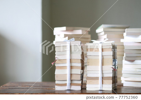 處理和整理許多書籍、雜誌和平裝書 77752360