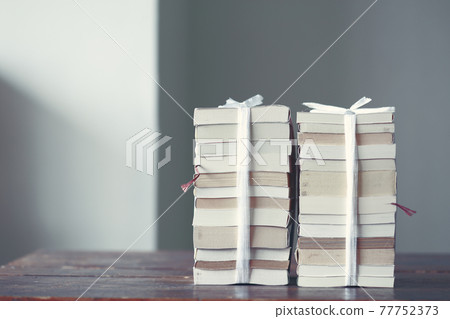 處理和整理許多書籍、雜誌和平裝書 處理和整理許多書籍、雜誌和平裝書 77752373