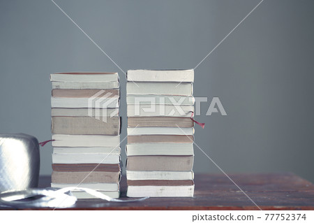 處理和整理許多書籍、雜誌和平裝書 處理和整理許多書籍、雜誌和平裝書 77752374
