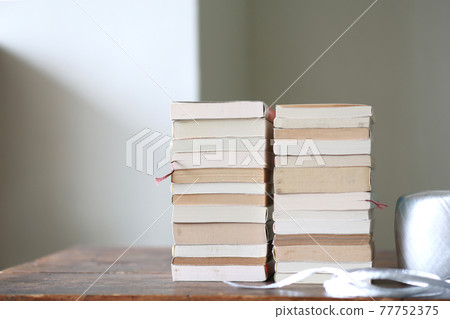 處理和整理許多書籍、雜誌和平裝書 處理和整理許多書籍、雜誌和平裝書 77752375