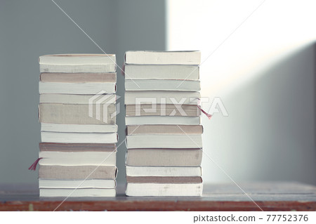 處理和整理許多書籍、雜誌和平裝書 處理和整理許多書籍、雜誌和平裝書 77752376