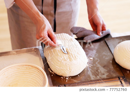 Freshly baked bread and bread class / Kuppe Campagne 77752760