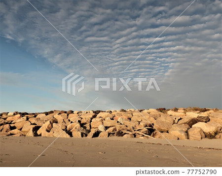 雲和日落色的海岸 雲和日落色的海岸 77752790