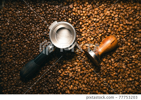 Background of roasted fresh brown Dark and light coffee beans Background of roasted fresh brown Dark and light coffee beans 77753203