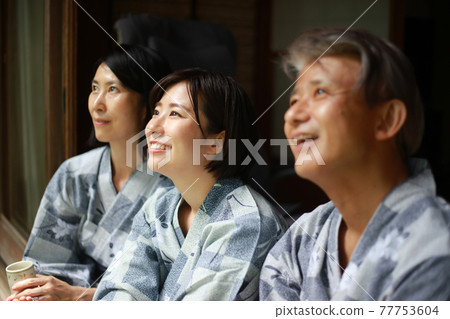 笑臉父母和孩子 笑臉父母和孩子 77753604