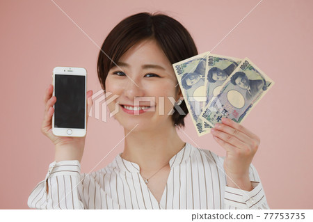 拿著三千日元紙幣和智能手機的女人 拿著三千日元紙幣和智能手機的女人 77753735