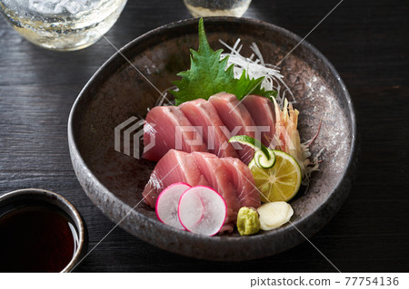Bonito sashimi 77754136