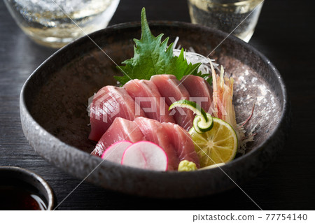 Bonito sashimi 77754140