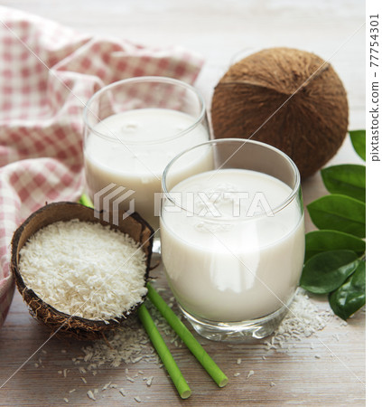 Fresh coconut milk Fresh coconut milk 77754301