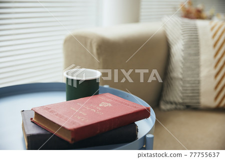 邊桌和外國書 77755637