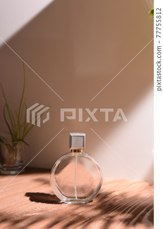 Botanical perfume bottle 77755812