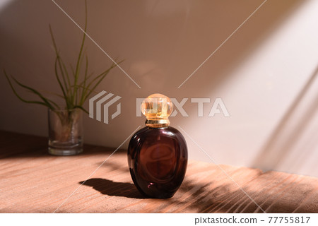 Botanical perfume bottle 77755817