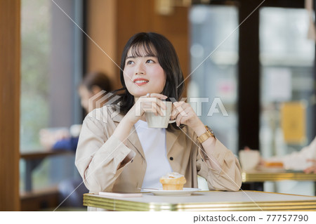 花時間在咖啡館的年輕女人 77757790