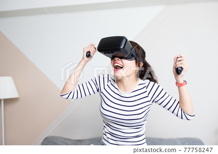 woman play 3D vr game 77758247