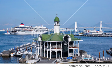 【橫濱港風景】從Pacifico Yokohama出發的豪華遊輪在Minato Mirai Pukari碼頭附近漂浮 77759324